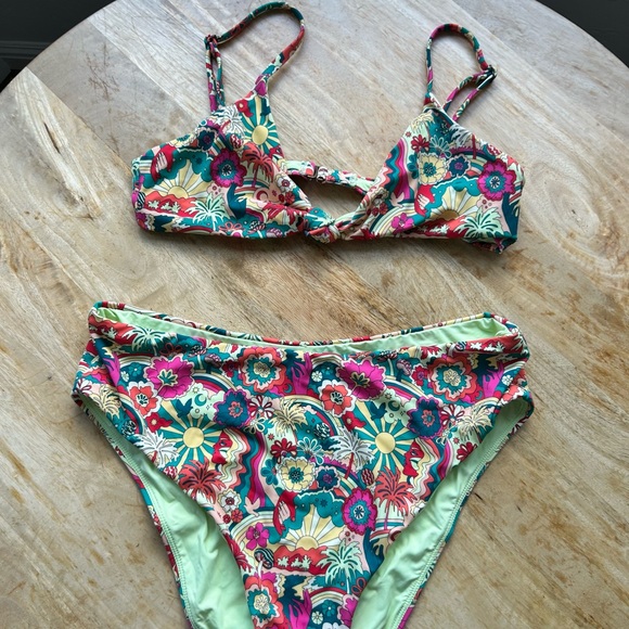 Marine Layer Andie Swin 
Medium top and large bottom - Picture 2 of 4